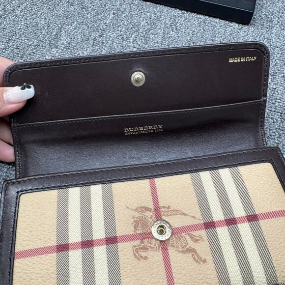 Burberry Leather Wallet 166-032425 - Picture 13 of 14